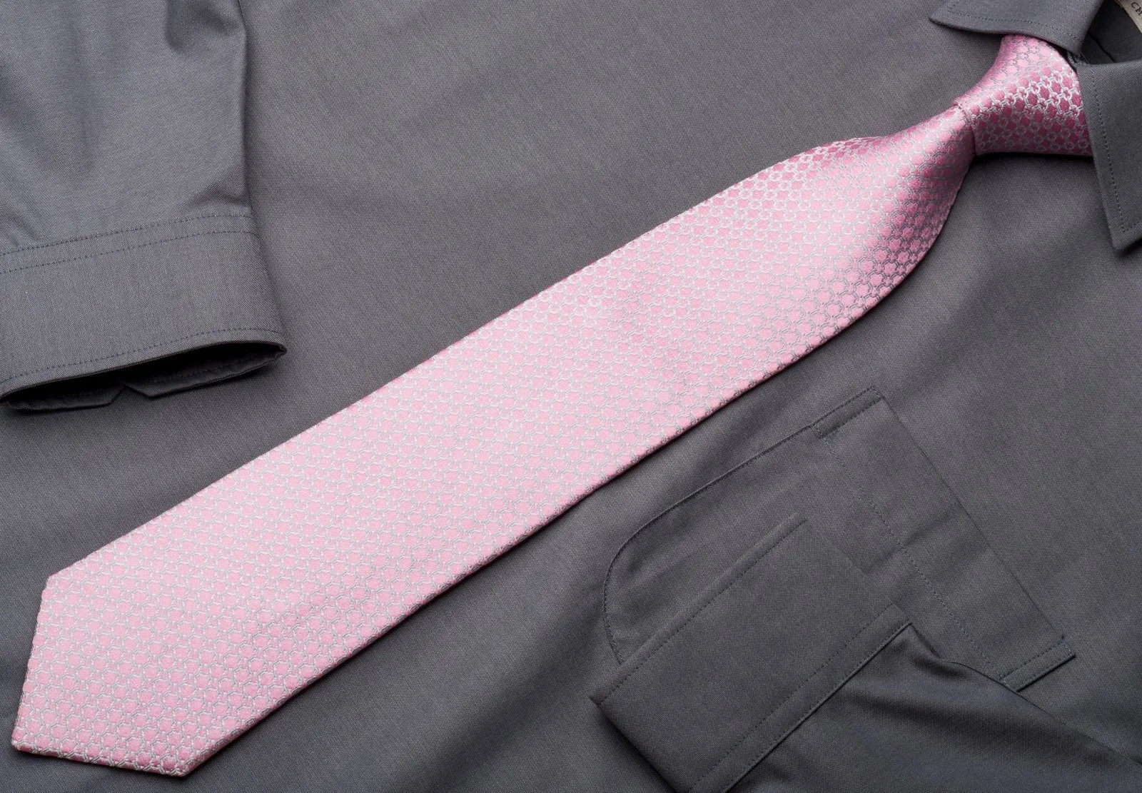 Aquascutum Men's Silk Tie Interlocking Chains On Pink With Silver Sparkles