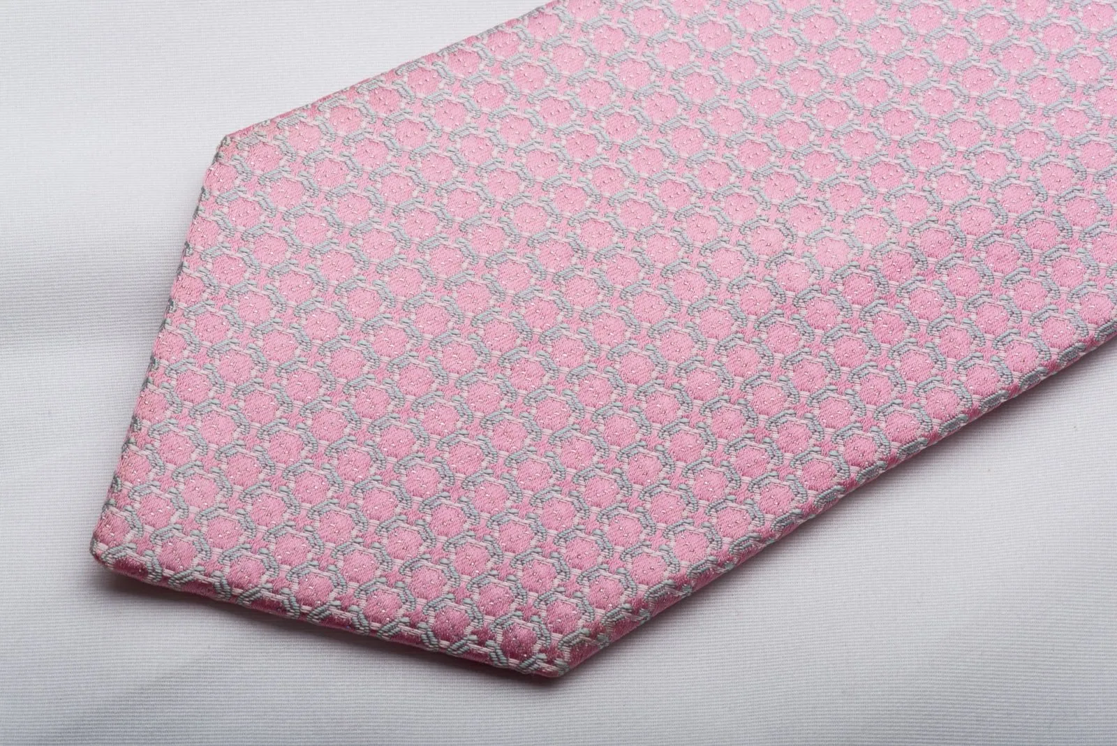 Aquascutum Men's Silk Tie Interlocking Chains On Pink With Silver Sparkles