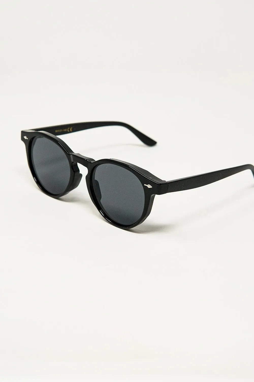 Retro Round Sunglasses With Smoke Black Lens in Black