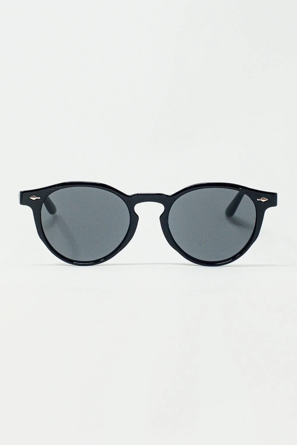 Retro Round Sunglasses With Smoke Black Lens in Black